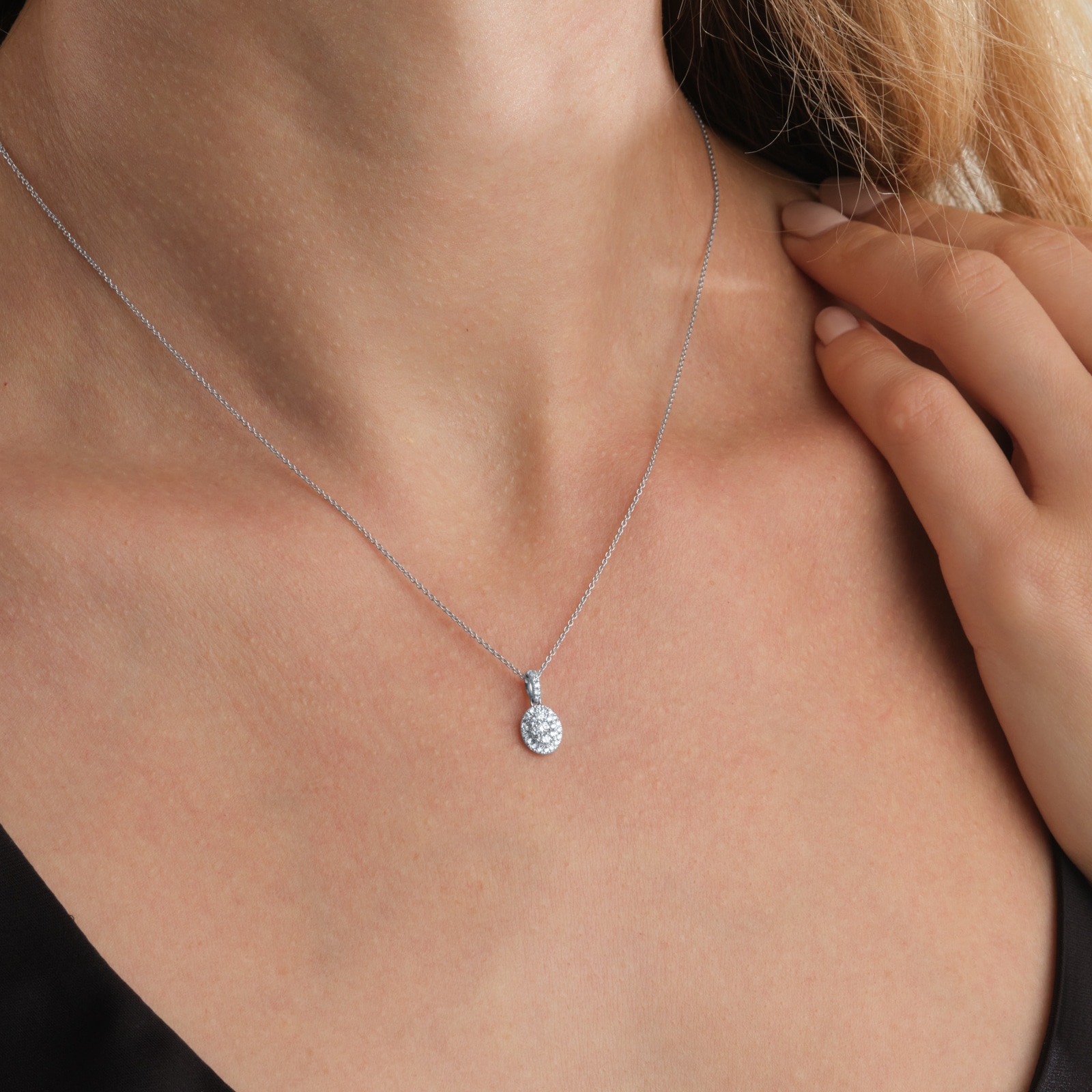 Goldsmiths 9ct White Gold 0.20cttw Oval Shape Diamond Cluster Pendant Goldsmiths 9ct White Gold 0.20cttw Oval Shape Diamond Cluster Pendant